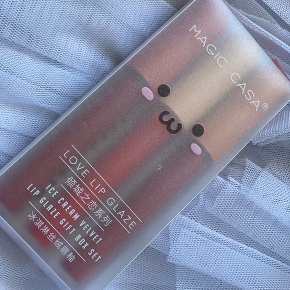 Lipstick - Picture 3 of 7